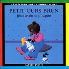Petit Ours Brun joue avec sa poupée - Click to enlarge picture.